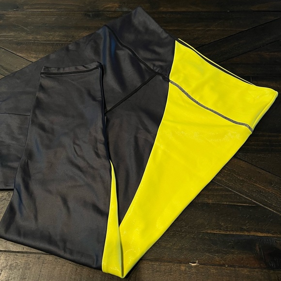 ZYIA 🌙 | NWOT Neon Yellow Metallic Light n Tight Hi-Rise Leggings 24” - Picture 3 of 6